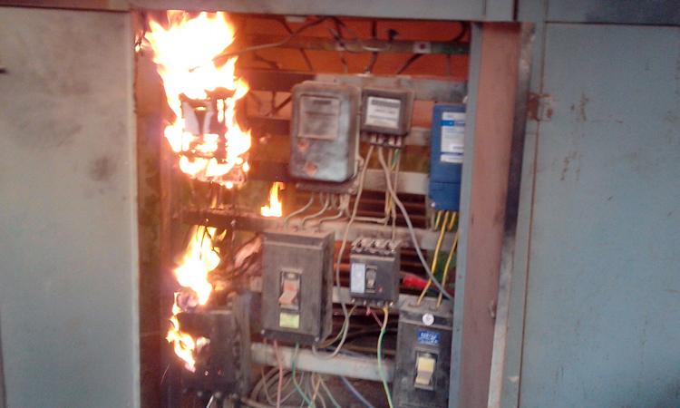 并联电容器故障导致配电柜着火爆炸